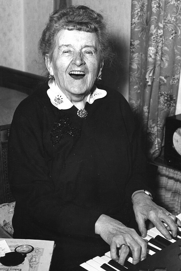 Singende Seniorin am Klavier, Fotografie, um 1960, Haus der Bayerischen Geschichte (lo-0521) © Haus der Bayerischen Geschichte | Foto: Kurt Lorz