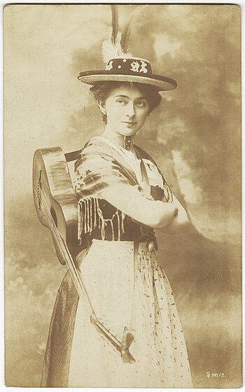 Unbekannte Volkssängerin, Fotopostkarte © Valentin-Karlstadt-Musäum München, V05652
