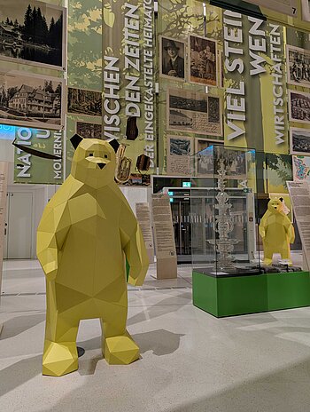 Einblick in die Foyer-Ausstellung „Geschichten aus dem Bayerwald II" © HdBG