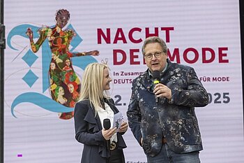 Die Moderatorin der Nacht der Mode, Valerie Fischer, im Gespräch mit Dr. Richard Loibl, Direktor des Hauses der Bayerischen Geschichte. © HdBG | Foto: www.altrofoto.de