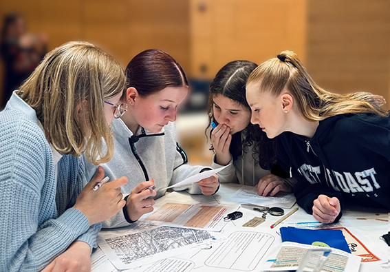 Beweise, Quellen, Polizeiakten - Schulklassen ermitteln im Escape Game zu einem historischen Mordfall.