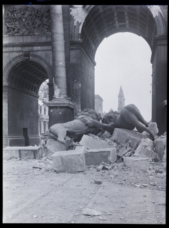 "Gefallene" bayerische Löwen am Siegestor in München