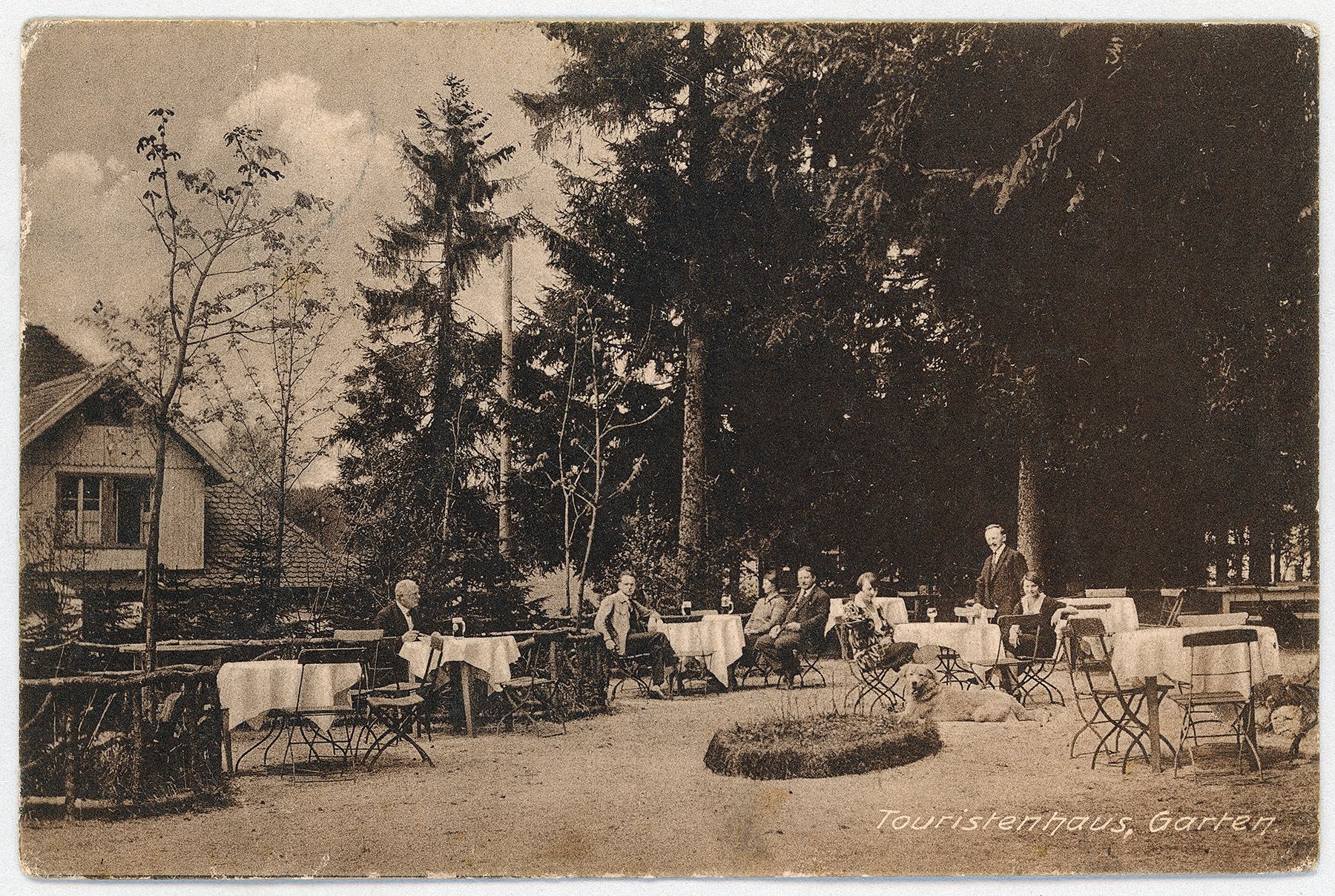 Ansicht von der Haidmühle im Landkreis Freyung-Grafenau: Auf dem Bild zu sehen ist der Garten des 1911 eröffneten heutigen Gasthofs Strohmaier.
