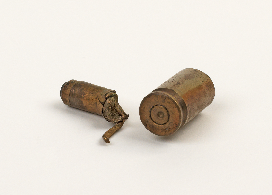 Patronenfragment und Patronenhülse des Attentats auf Erhard Auer im Bayerischen Landtag am 21. Februar 1919