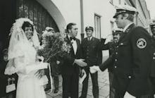 Da die Hochzeit in der Bundesrepublik nicht anerkannt wurde, musste sie in München nachgeholt werden. Vor dem Standesamt erschienen zur großen Überraschung des frisch getrauten Paars auch Manfred Müllers Kollegen (Foto: privat).