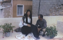 Seit ihrer Heirat 1962 verbringen Elisabeth und Nicolo Pau fast jeden Sommerurlaub auf Sardinien. Hier ist Elisabeth 1963/64 in Oliena in einem traditionellen sardischen Kostüm zu sehen (Foto: privat).