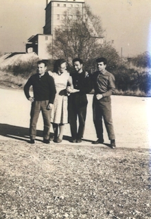 Nicolo Pau (2. von rechts) in den 1960er-Jahren mit Arbeitskollegen vor dem Quetschwerk der Firma Moll auf dem jetzigen Gelände des Münchner Westparks (Foto: privat).