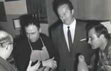 Nicolo Pau (links) bei der Prüfung zum Facharbeiter 1970 (Foto: privat).