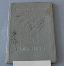 Diesen Pass und dieses Arbeitsbuch musste Milica bei ihrer Einreise nach Deutschland vorlegen (Fotos: Haus der Bayerischen Geschichte).