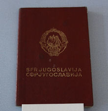 Diesen Pass und dieses Arbeitsbuch musste Milica bei ihrer Einreise nach Deutschland vorlegen (Fotos: Haus der Bayerischen Geschichte).