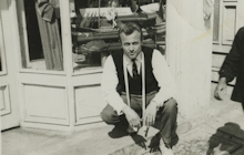 Ethem Koçer 1958 vor seiner Schneiderei in Polatli in der Türkei (Foto: privat).