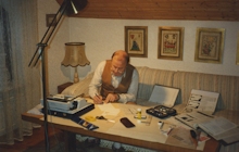 Nach Feierabend ging die Arbeit zu Hause weiter. Auf diesem Bild ist Ethem Koçer 1995 in seiner Wohnung in Gröbenzell zu sehen, wie er einen Zuschnitt ins Türkische übersetzt (Foto: privat).