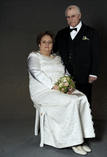 Als Elisabeth und Nicolo Pau 1962 heirateten, fehlte ihnen das Geld für ein Hochzeitsbild. Knapp 50 Jahre später holten sie dies nach und ließen sich für GLEIS 11 als Brautpaar porträtieren (Foto: Andrea Huber, München).