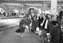 Nach ihrer Registrierung wurden die 'Gastarbeiter' - in diesem Fall Frauen aus de der Türkei auf die Anschlusszüge verteilt, die sie zu ihren Bestimmungsorten brachten (Stadtarchiv München, Archiv Rudi Dix RD0667B21, Oktober 1965).