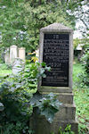 Jüdischer Friedhof Augsburg-Kriegshaber, Grabstein mit hebräischer und deutscher Inschrift (Foto: Wolfgang Mair Abersee)