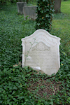 Jüdischer Friedhof Kriegshaber/Augsburg; Grabstein mit „Vorhangbogenornamentik“. Foto: Eva Mair Abersee, 2007