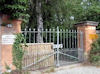 Entrance gate to the cemetery<br> Wir danken der Stephani-Volksschule Gunzenhausen, die uns dieses Foto im Rahmen des Schülerprojekts „Jüdisches Leben in Gunzenhausen“ zur Verfügung gestellt hat.