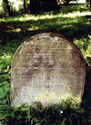 Jüdischer Friedhof Kleinsteinach, Grabstein von 1604 mit noch lesbarer Inschrift (Foto: Cordula Kappner)