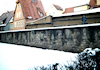 Rothenburg ob der Tauber, mittelalterliches Judentanzhaus mit in die Wand eingemauerten jüdischen Grabsteinen. Foto: Christoph Daxelm�ller, 1979