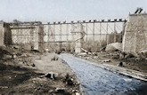 Die kolorierte Fotografie zeigt die Großbaustelle der 1876 erbauten Deffernikbrücke östlich von Ludwigsthal (bei Zwiesel). / DB-Museum Nürnberg