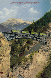 Die kolorierte Postkartenfotografie einer mehrteiligen Serie dokumentiert die eindrucksvolle Schlossbach-Brücke der Mittenwaldbahn. / privat