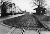 Neustadt (Aisch) Bahnhof—DemantsfürthÜhlfeld, Haltestelle Dachsbach mit hölzernem Agenturgebäude (Aufnahme 1995) / Ernst Wilfried Hölzler