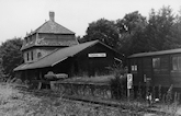 Mellrichstadt Bahnhof–Fladungen, Bahnhof Nordheim vor der Rhön mit Dienstgebäude, Güterschuppen und Laderampe (Aufnahme 1999) / Ernst Wilfried Hölzler