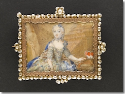 Das Bildnis der Herzogin Friederike, geborene Prinzessin von Brandenburg-Bayreuth, ist auf Elfenbein gemalt. Der Rahmen ist mit echten Süßwasserperlen der Flussperlmuschel besetzt. (Foto: © Bayerische Schlösserverwaltung)