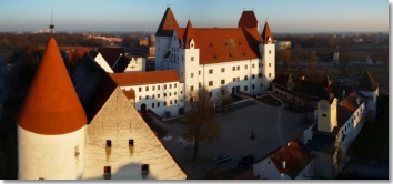 Das Neue Schloss in Ingolstadt, das auch als Neue Veste bezeichnet wurde, ist ein umfangreicher, 1417/18 begonnener Baukomplex, der in der zweiten Hälfte des 15. Jahrhunderts zur spätgotischen Residenz ausgebaut wurde. Das Ensemble ist um einen Hof angelegt und mit einem Graben im Norden und Westen umgeben. Seit 1972 wird das Hauptgebäude, der so genannte Palas, als Museum genutzt. (Foto :Luftbildgruppe Christoph-Scheiner-Gymnasium)