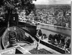 Blick von der Festung Marienberg auf das zerstörte Würzburg. Die Stadt brannte nach dem Luftangriff vom 16. März 1945 nahezu vollständig aus.