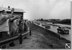 Viele Menschen konnten sich in den fünfziger Jahren erstmals ein Auto leisten. Der zunehmende Verkehr machte neue Straßen notwendig. Hier die Eröffnung des „Frankenschnellwegs“ 1962.