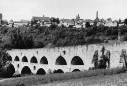 Zeugnis vergangener Jahrhunderte: die Tauberbrücke, © aus: Straßen u. Brücken in Bayern (1966)